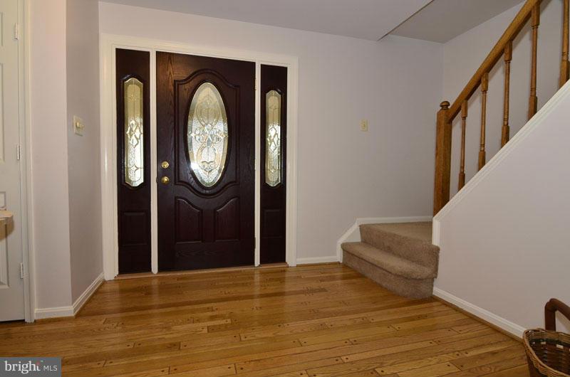 18 Rutledge Court Sterling, VA 20165 - Photo 3 of 30 Welcoming Foyer