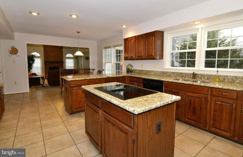 18 Rutledge Court Sterling, VA 20165 - Photo 7 of 30 Kitchen