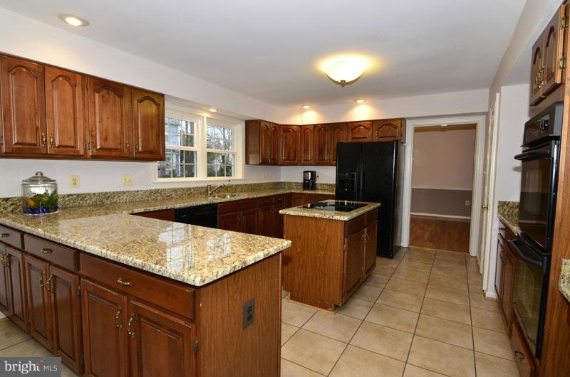 18 Rutledge Court Sterling, VA 20165 - Photo 8 of 30 Kitchen