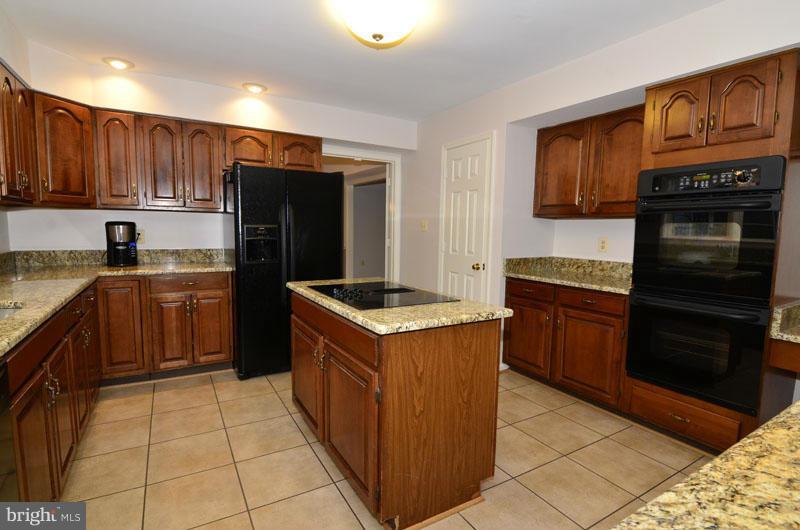 18 Rutledge Court Sterling, VA 20165 - Photo 10 of 30 Kitchen