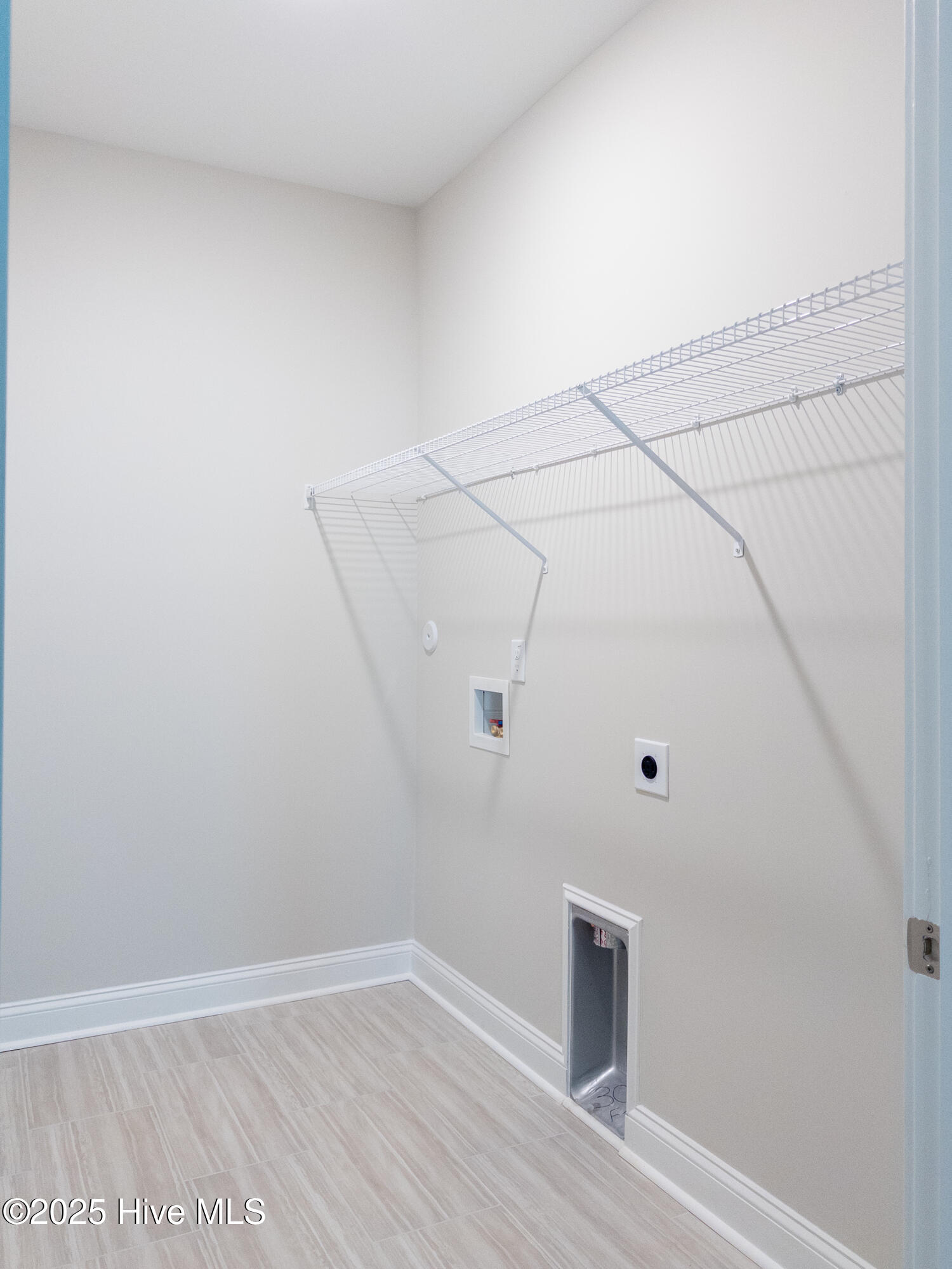 107 Spicer Lake Drive Holly Ridge, NC 28445 - Photo 16 of 37 Laundry room