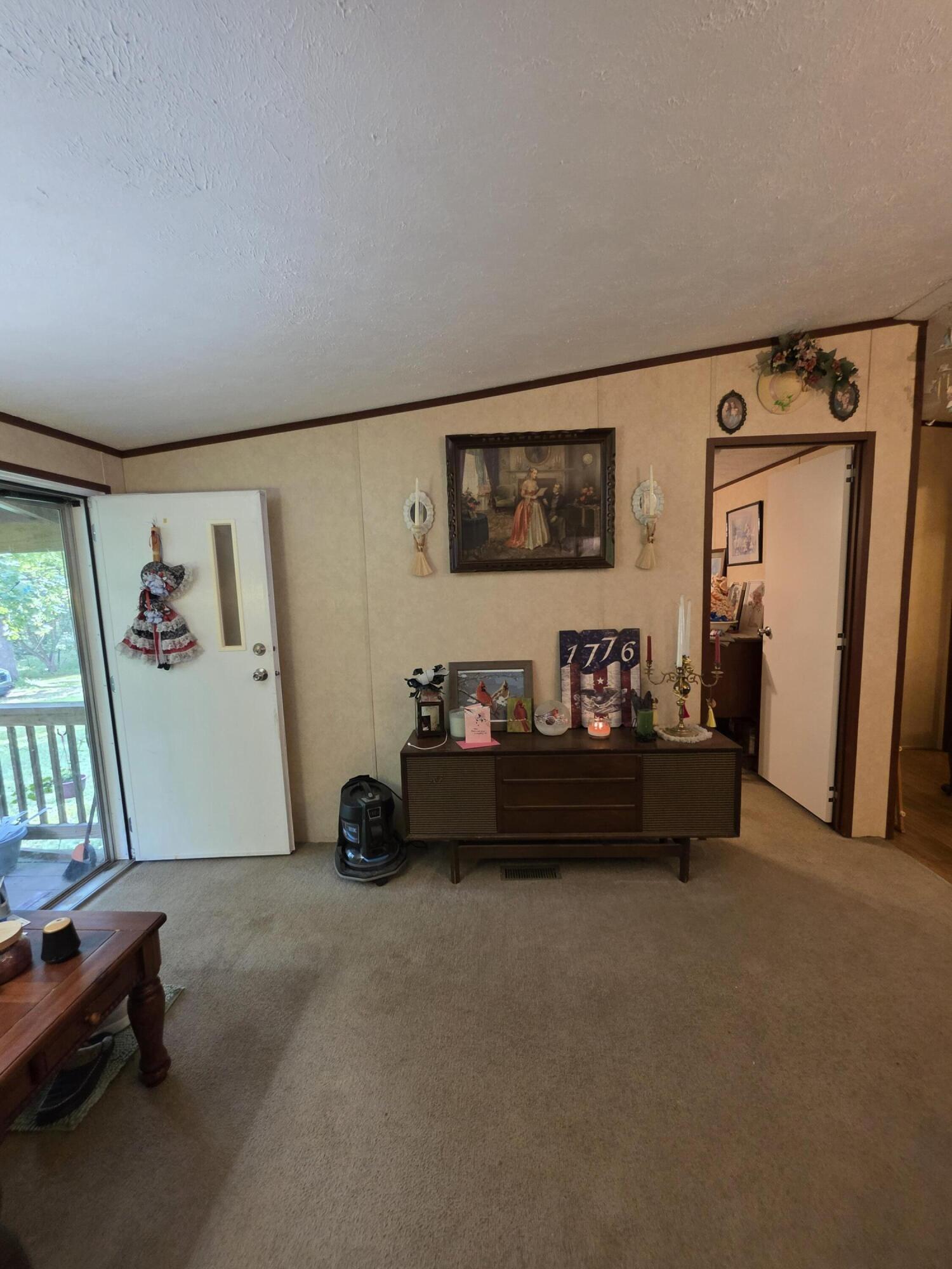 19314 South Pittsburg Mountain Road Sewanee, TN 37375 - Photo 9 of 19 LivingRomm2