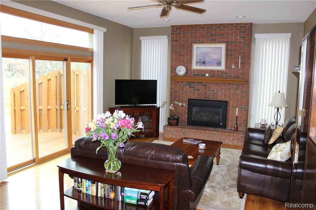 1099 Grandview Drive Rochester, MI 48306 - Photo 3 of 33 Family room