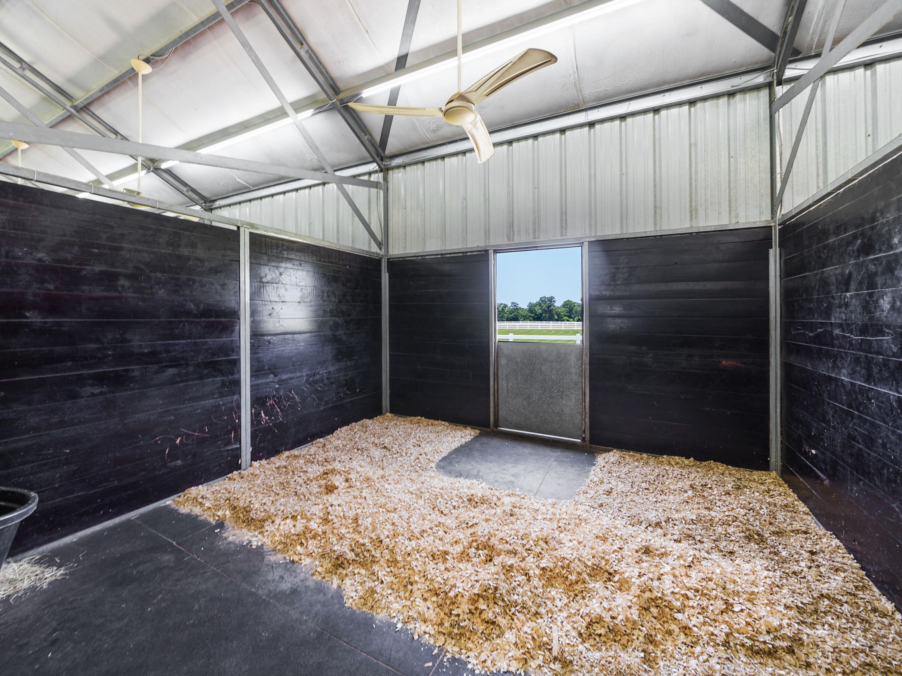 5676 Highway 2 DeFuniak Springs, FL 32433 - Photo 31 of 42 a view of a garage