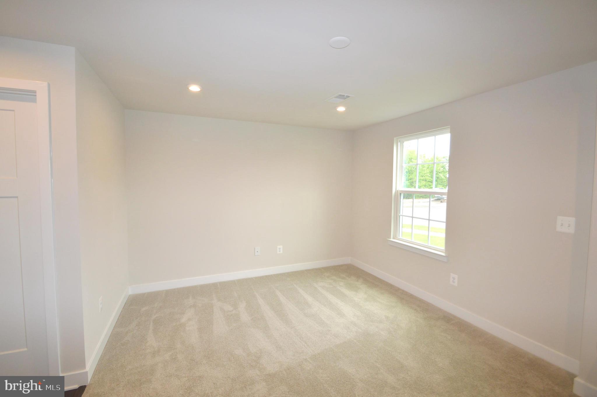 11448 Willow Green Circle Manassas, VA 20109 - Photo 3 of 26 an empty room with a window