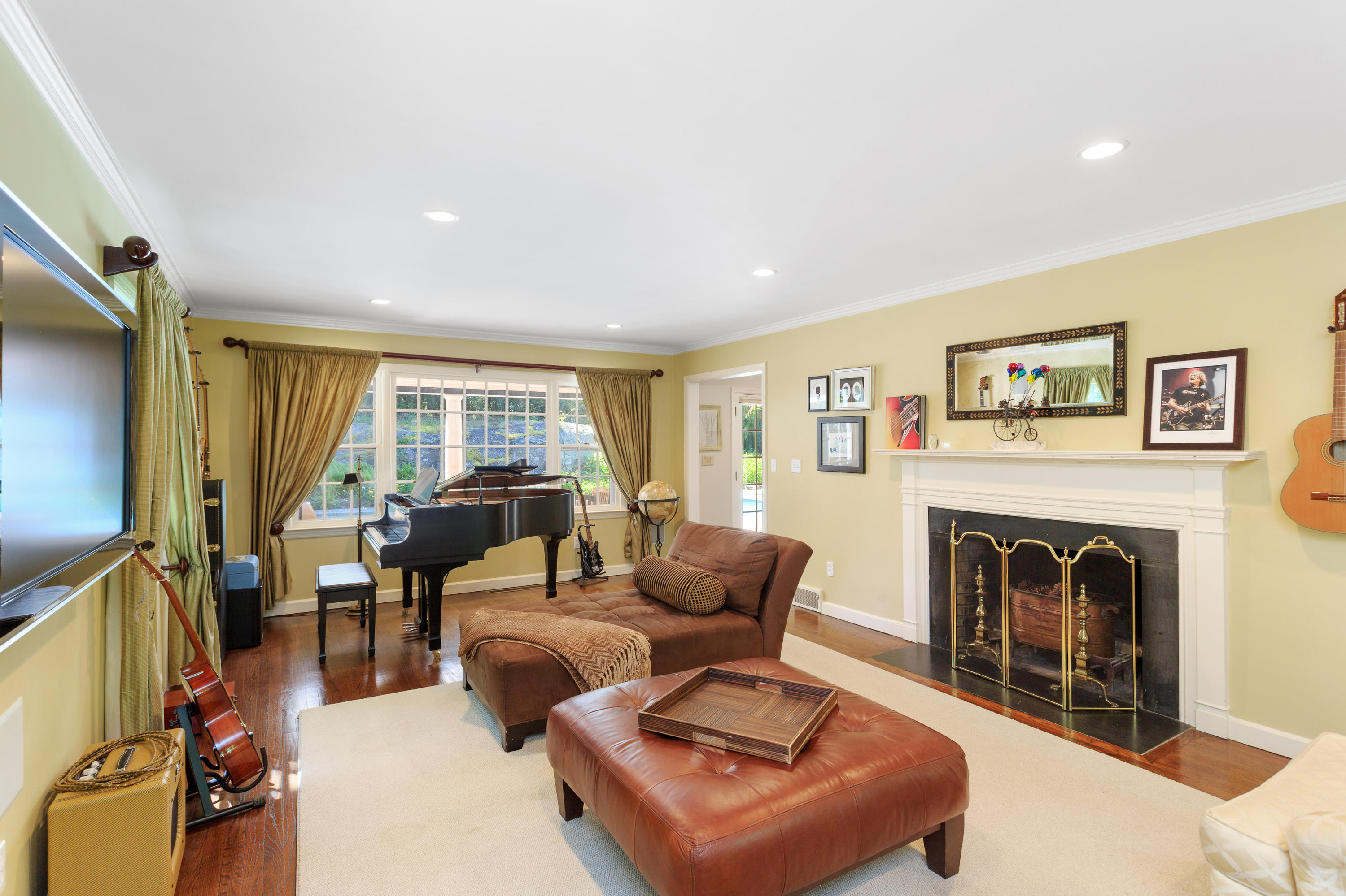 33 Hilltop Road Norwalk, CT 06854 - Photo 8 of 24 livingroomfireplace