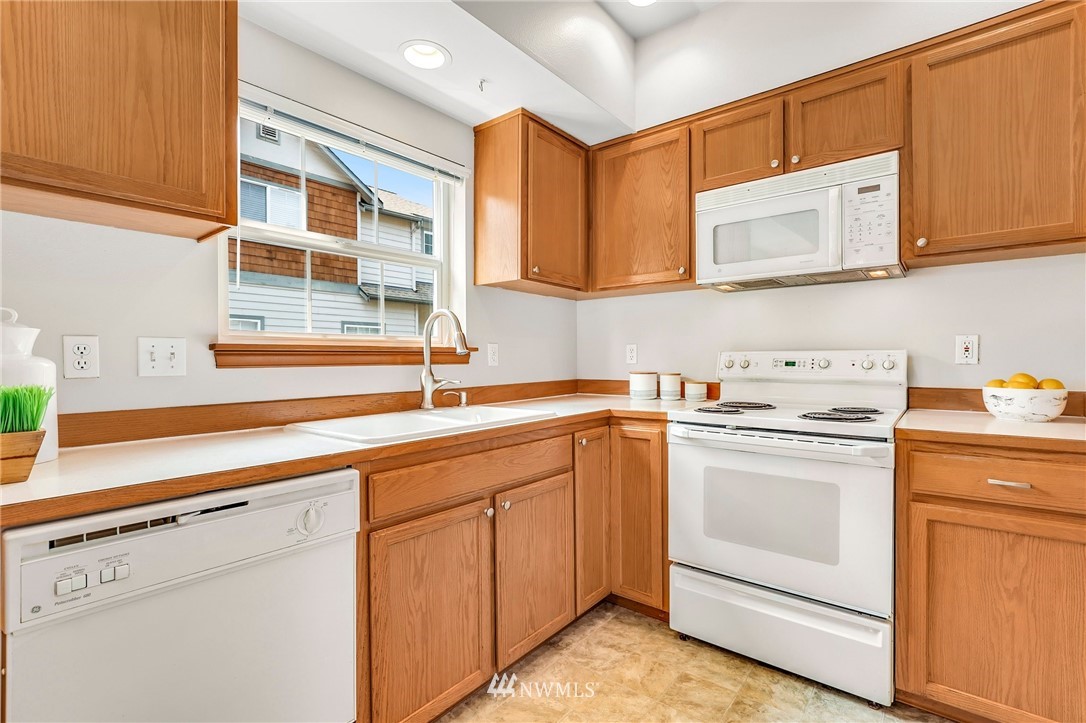 7220 208th Street Southwest, Unit 2 Edmonds, WA 98026 - Photo 12 of 27