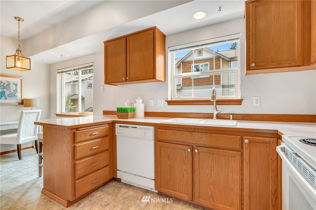 7220 208th Street Southwest, Unit 2 Edmonds, WA 98026 - Photo 13 of 27