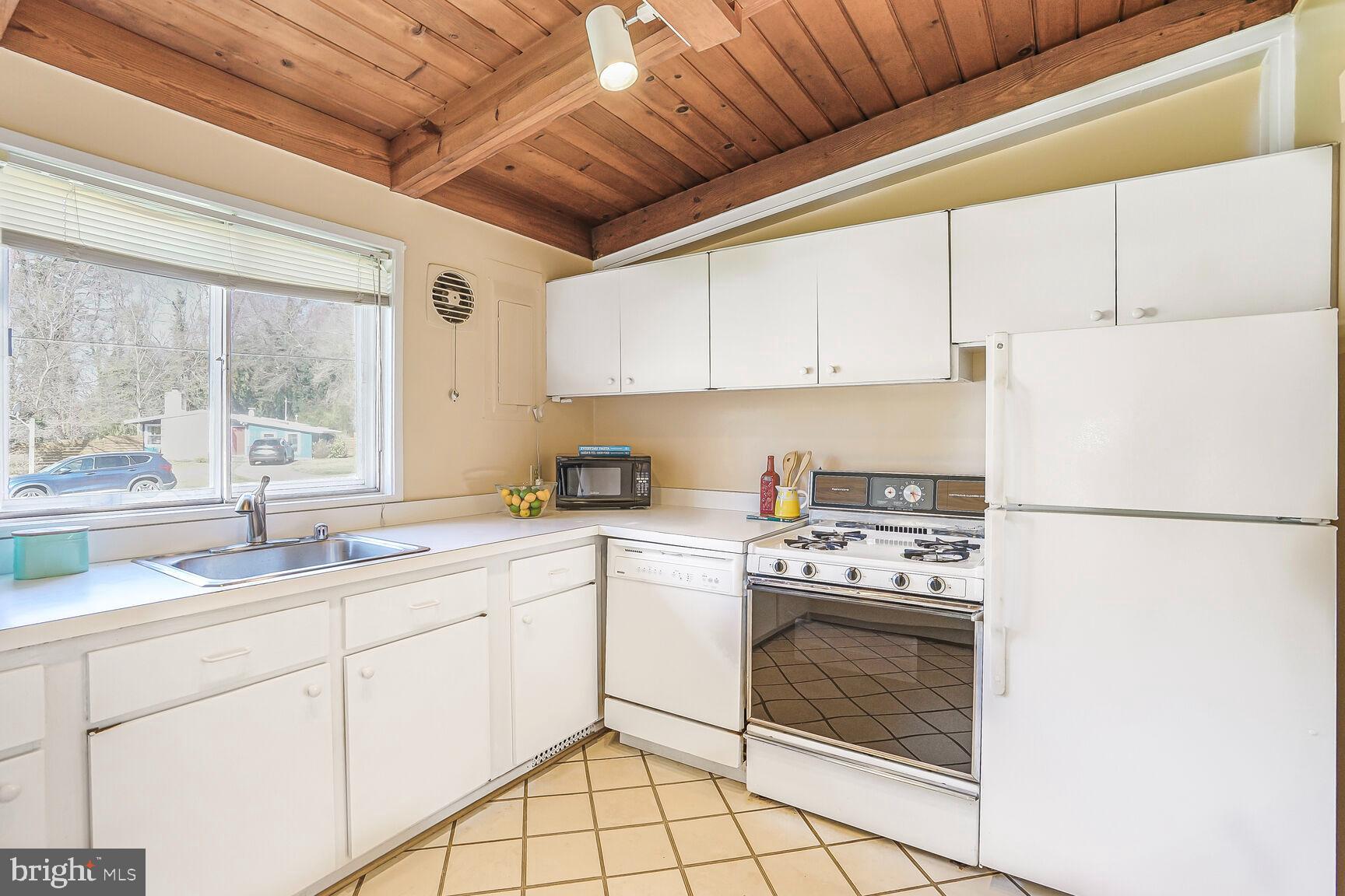 2911 Pine Spring Road Falls Church, VA 22042 - Photo 11 of 26 Gas cooking, lots of cabinet space