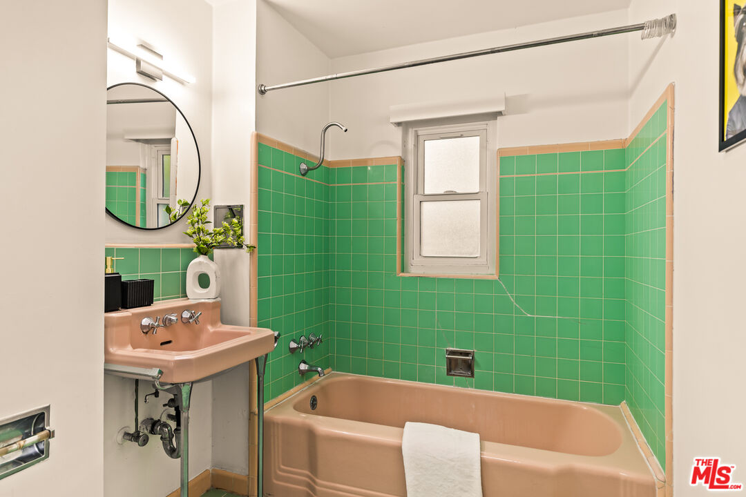 1100 Victoria Avenue Venice, CA 90291 - Photo 19 of 30 a bathroom with a sink a toilet and a mirror