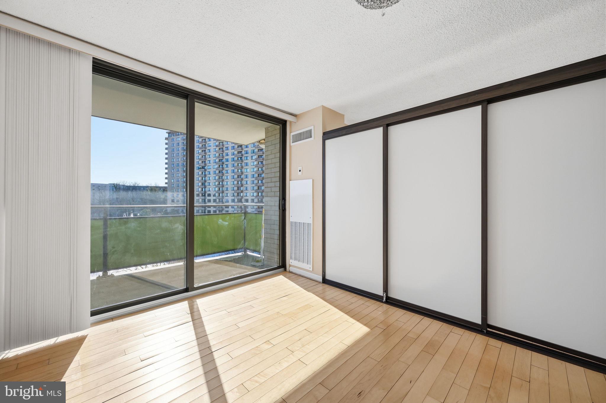 5225 Pooks Hill Road, Unit 519N Bethesda, MD 20814 - Photo 5 of 56 a view of an empty room and window