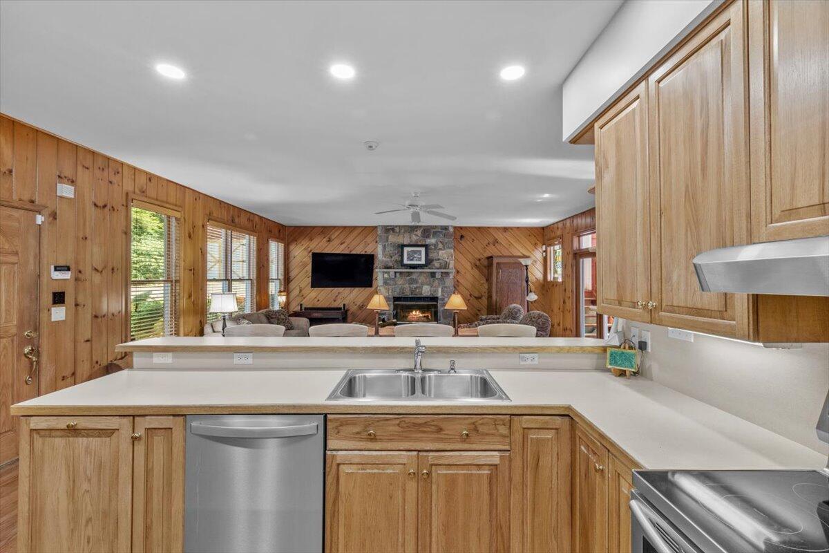 105 Waygood Way Pocono Pines, PA 18350 - Photo 17 of 99 Lodge Kitchen