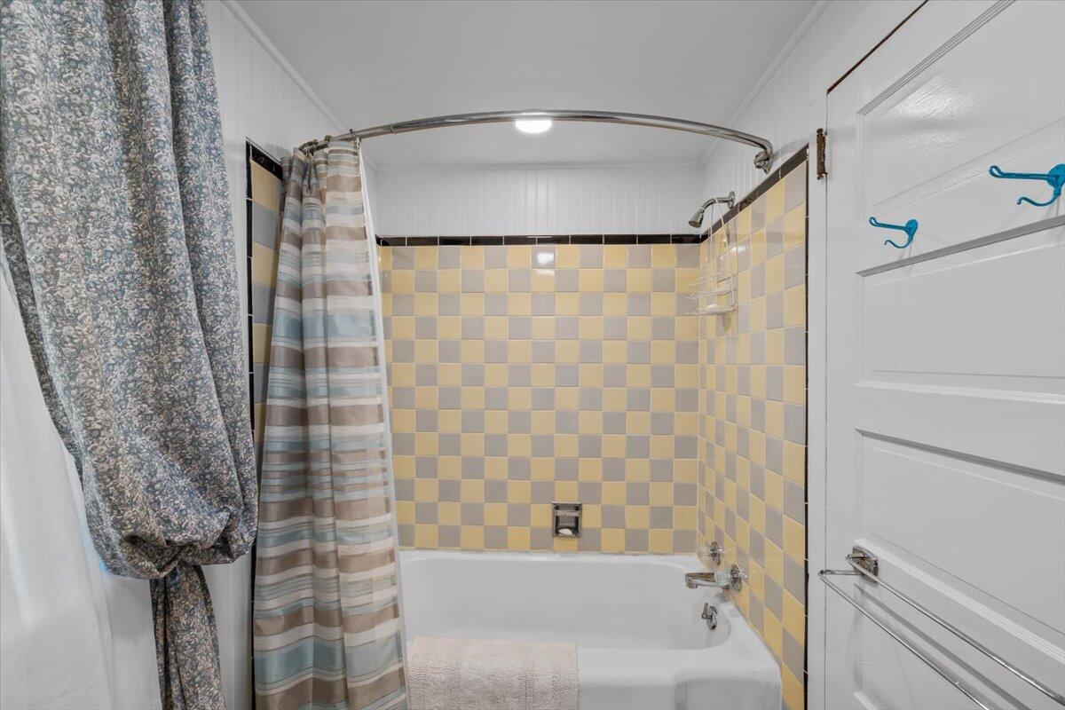 105 Waygood Way Pocono Pines, PA 18350 - Photo 33 of 99 Lodge Bath