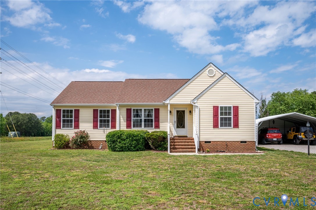 a view of a house with a yard