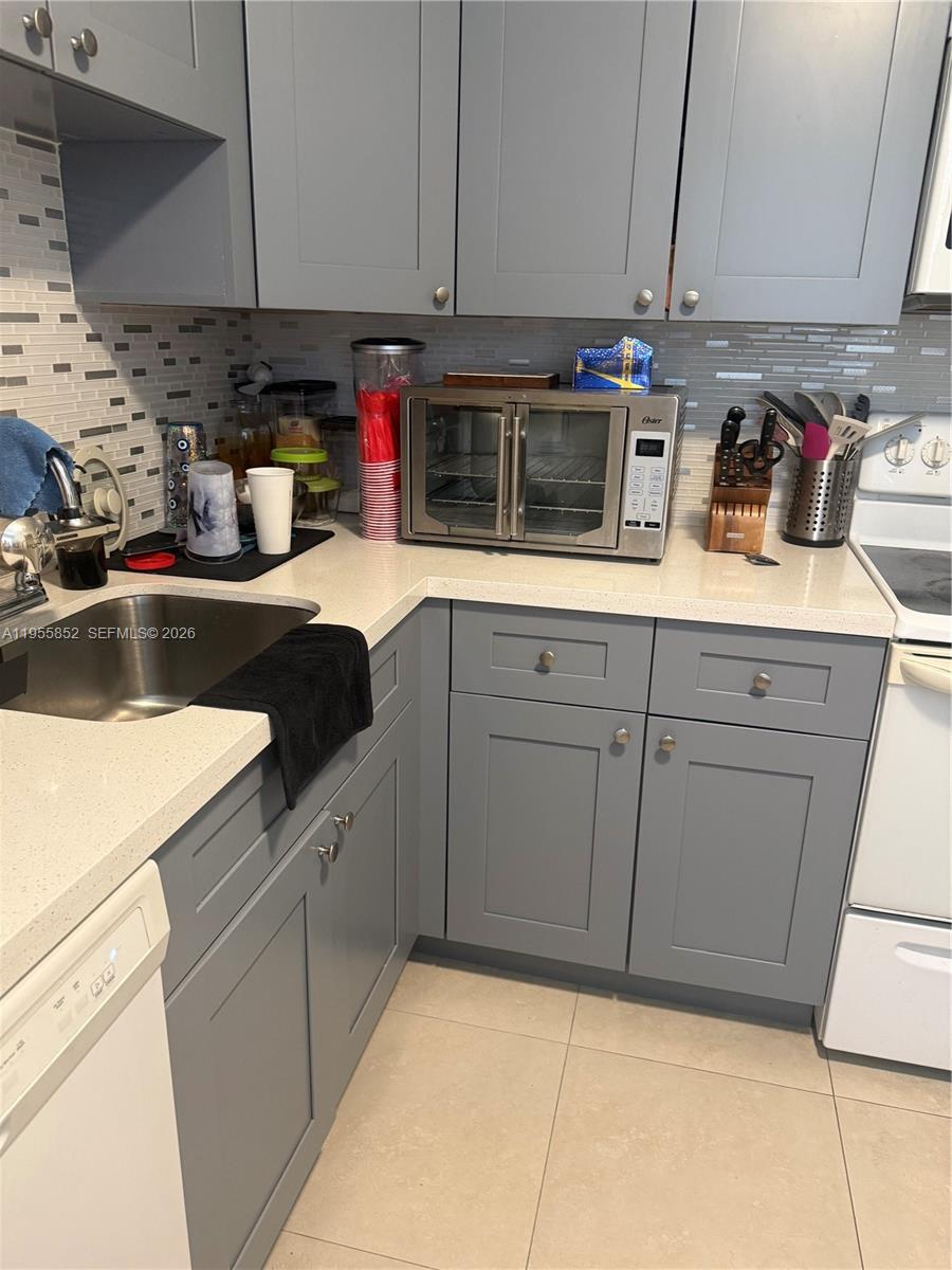 101 Berkley Road, Unit 303 Hollywood, FL 33024 - Photo 4 of 18