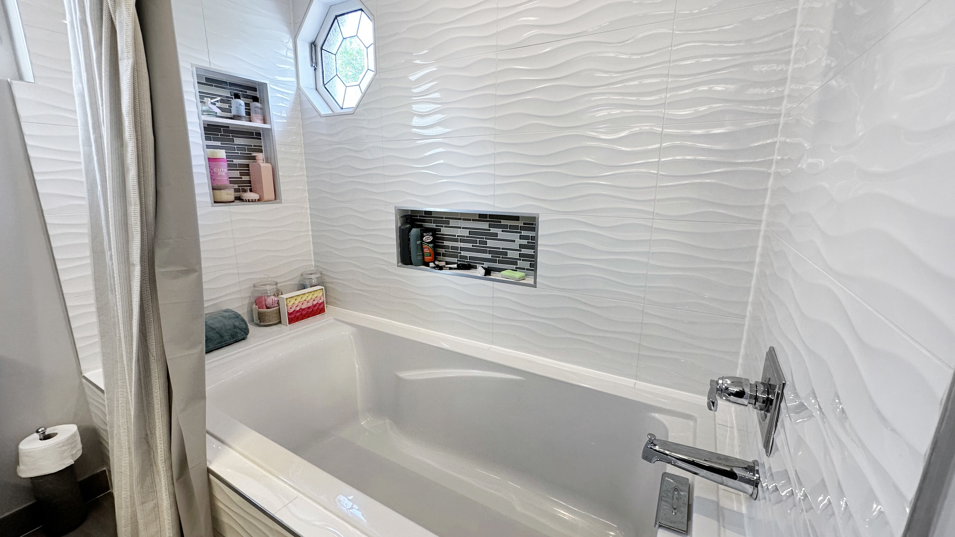 8211 43rd Place Lyons, IL 60534 - Photo 24 of 29 a bathroom with a sink and a bathtub