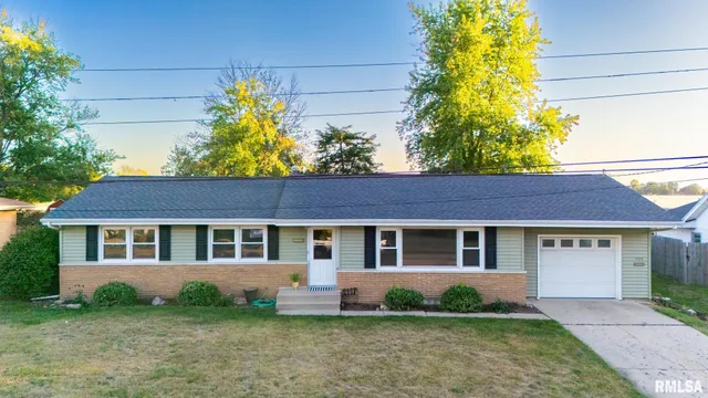 $219,000 | 320 Oakwood Circle, Washington, IL 61571