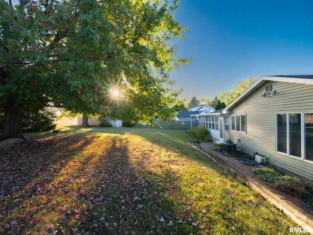 $219,000 | 320 Oakwood Circle, Washington, IL 61571