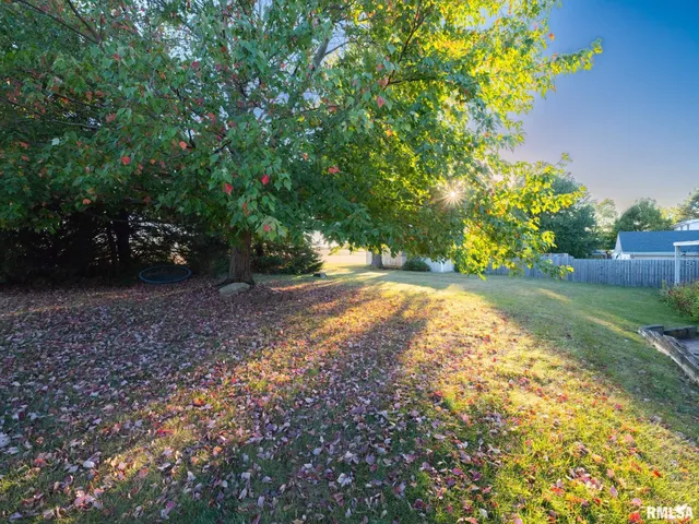 $219,000 | 320 Oakwood Circle, Washington, IL 61571