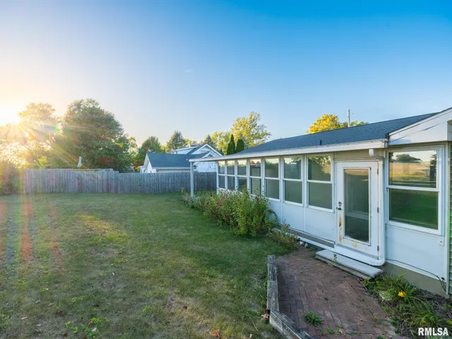 $219,000 | 320 Oakwood Circle, Washington, IL 61571