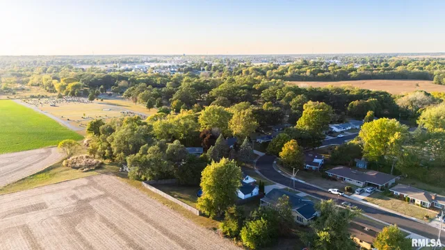 $219,000 | 320 Oakwood Circle, Washington, IL 61571