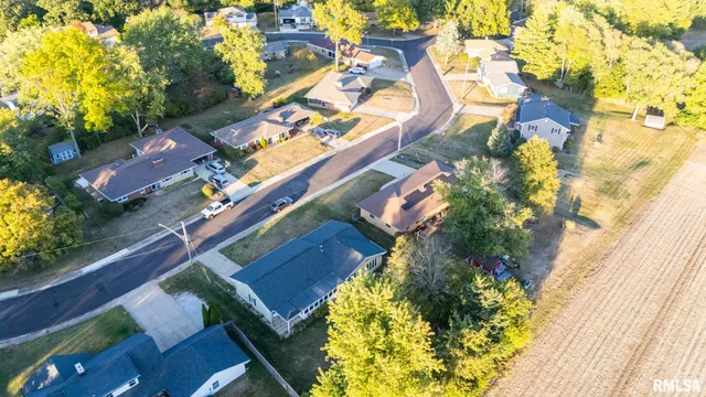 $219,000 | 320 Oakwood Circle, Washington, IL 61571