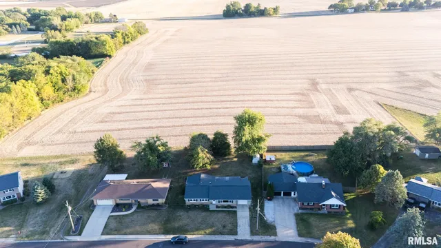 $219,000 | 320 Oakwood Circle, Washington, IL 61571