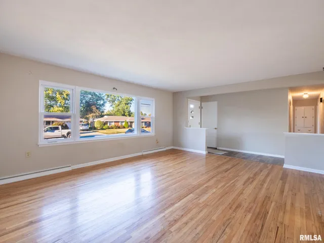 $219,000 | 320 Oakwood Circle, Washington, IL 61571