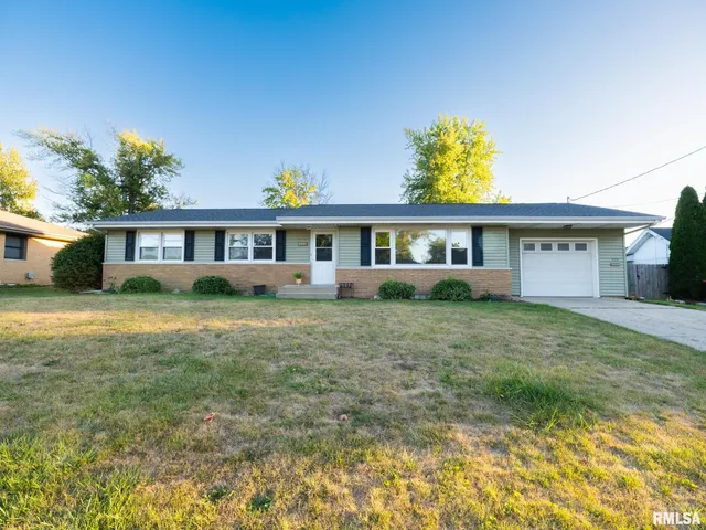 $219,000 | 320 Oakwood Circle, Washington, IL 61571