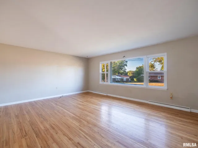 $219,000 | 320 Oakwood Circle, Washington, IL 61571