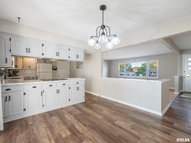 $219,000 | 320 Oakwood Circle, Washington, IL 61571