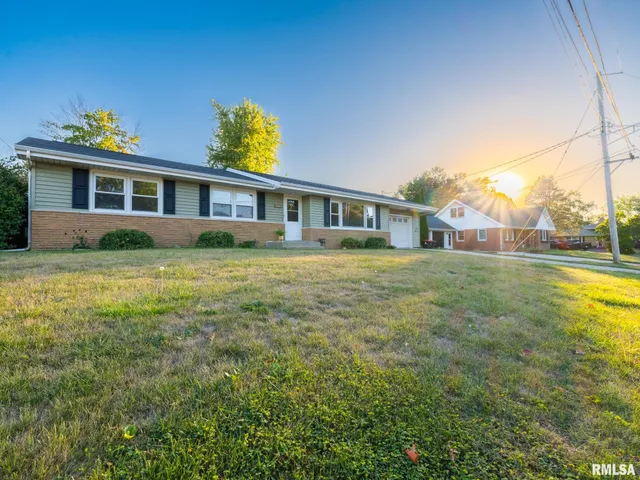 $219,000 | 320 Oakwood Circle, Washington, IL 61571