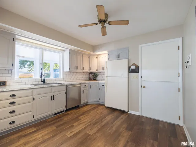 $219,000 | 320 Oakwood Circle, Washington, IL 61571