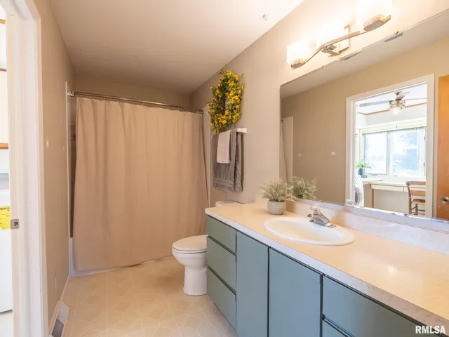 $219,000 | 320 Oakwood Circle, Washington, IL 61571