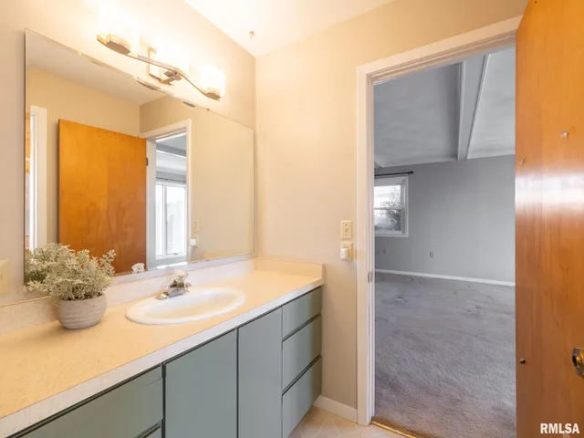 $219,000 | 320 Oakwood Circle, Washington, IL 61571