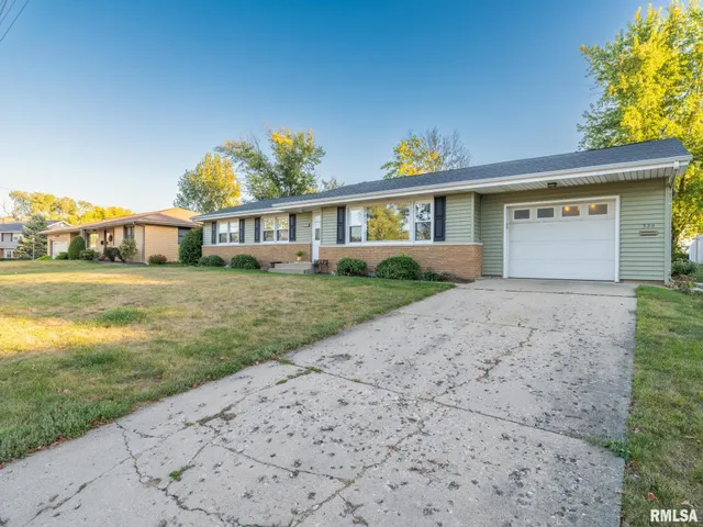 $219,000 | 320 Oakwood Circle, Washington, IL 61571