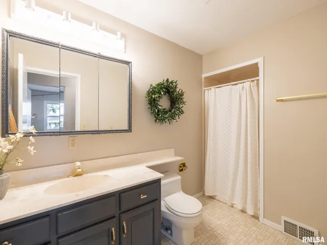 $219,000 | 320 Oakwood Circle, Washington, IL 61571