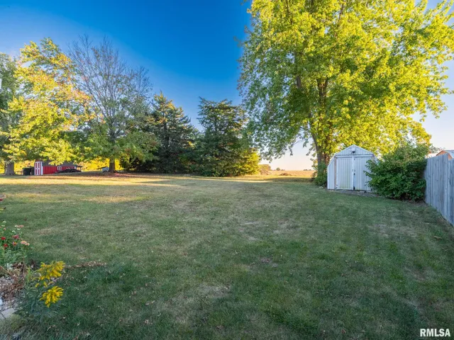 $219,000 | 320 Oakwood Circle, Washington, IL 61571