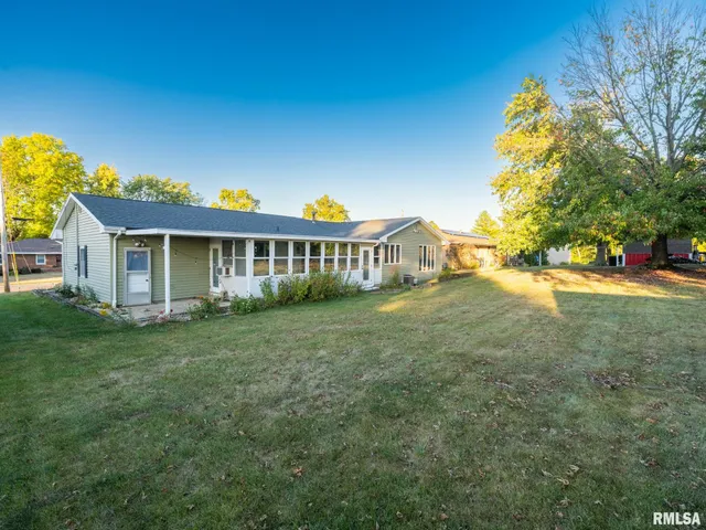 $219,000 | 320 Oakwood Circle, Washington, IL 61571