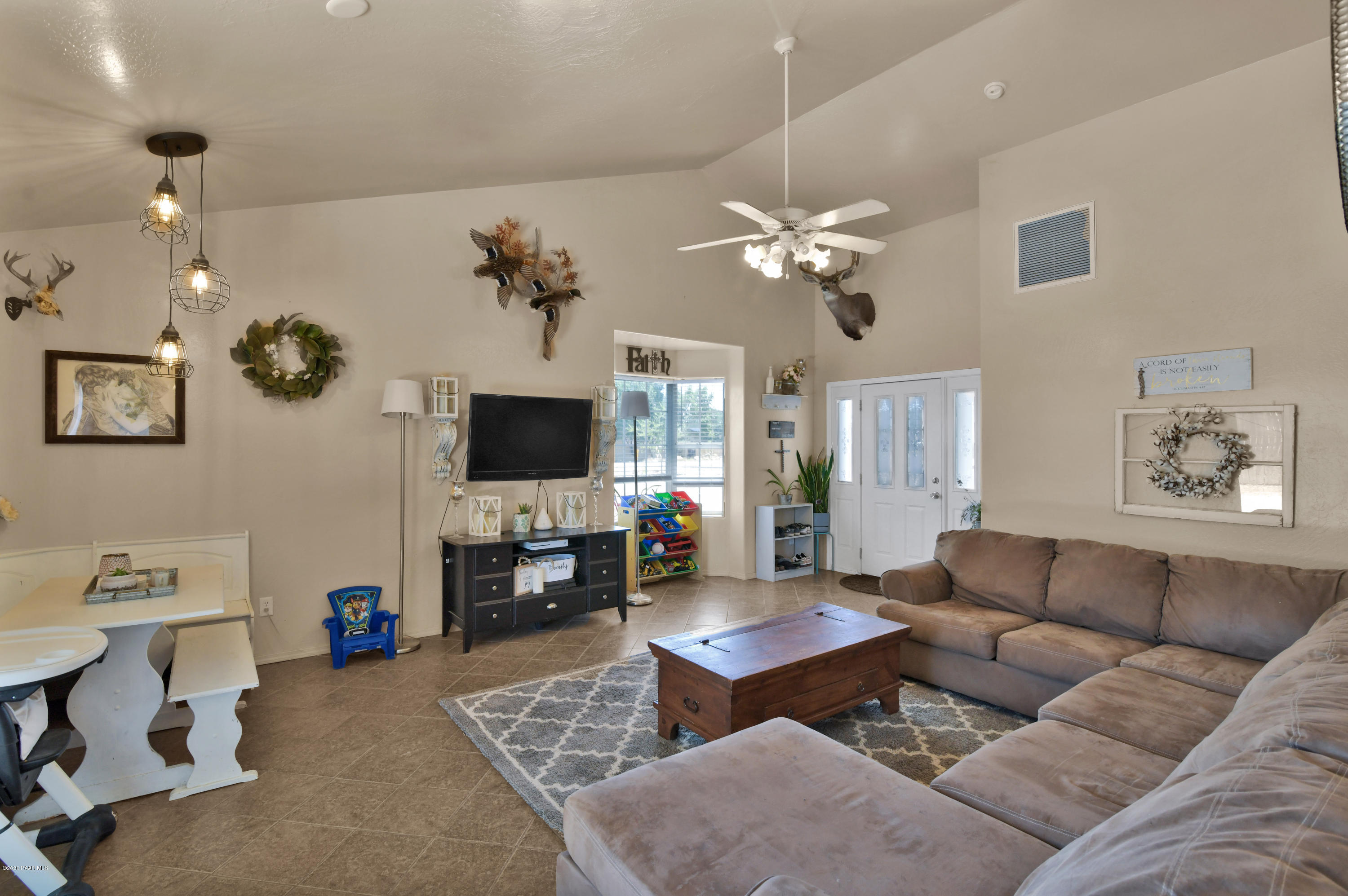 1990 Fox Road Chino Valley, AZ 86323 - Photo 3 of 23 Open Living room