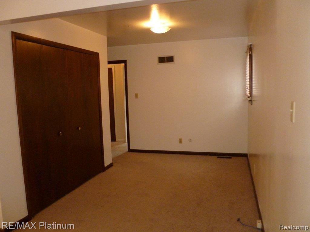75 Endicott Howell, MI 48843 - Photo 13 of 18 MASTER BRDM SITTING AREA