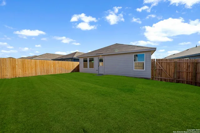 a view of a house with backyard