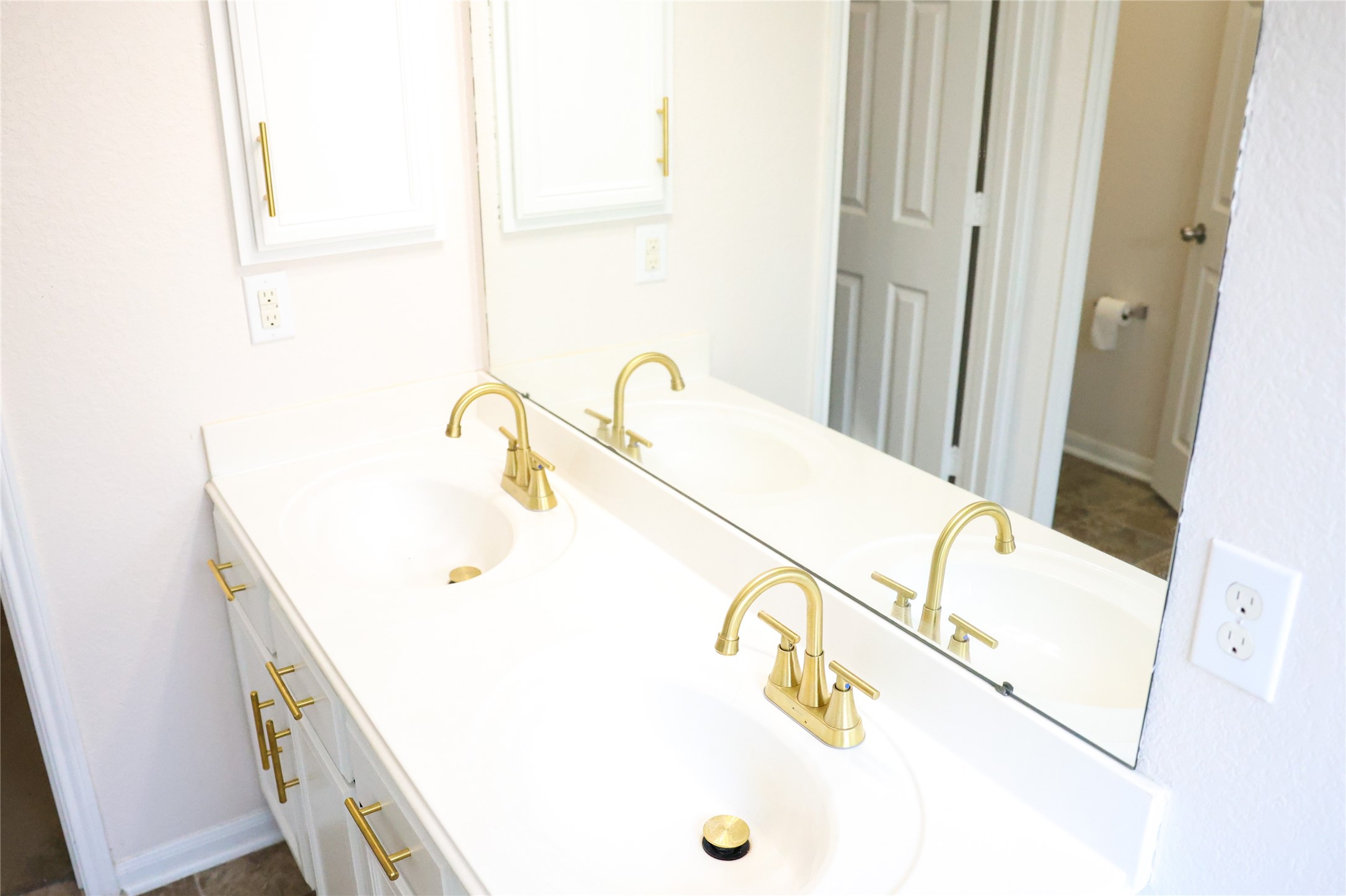 15631 South Fall Fern Circle Houston, TX 77044 - Photo 18 of 25 Double vanities in the Primary Bathroom