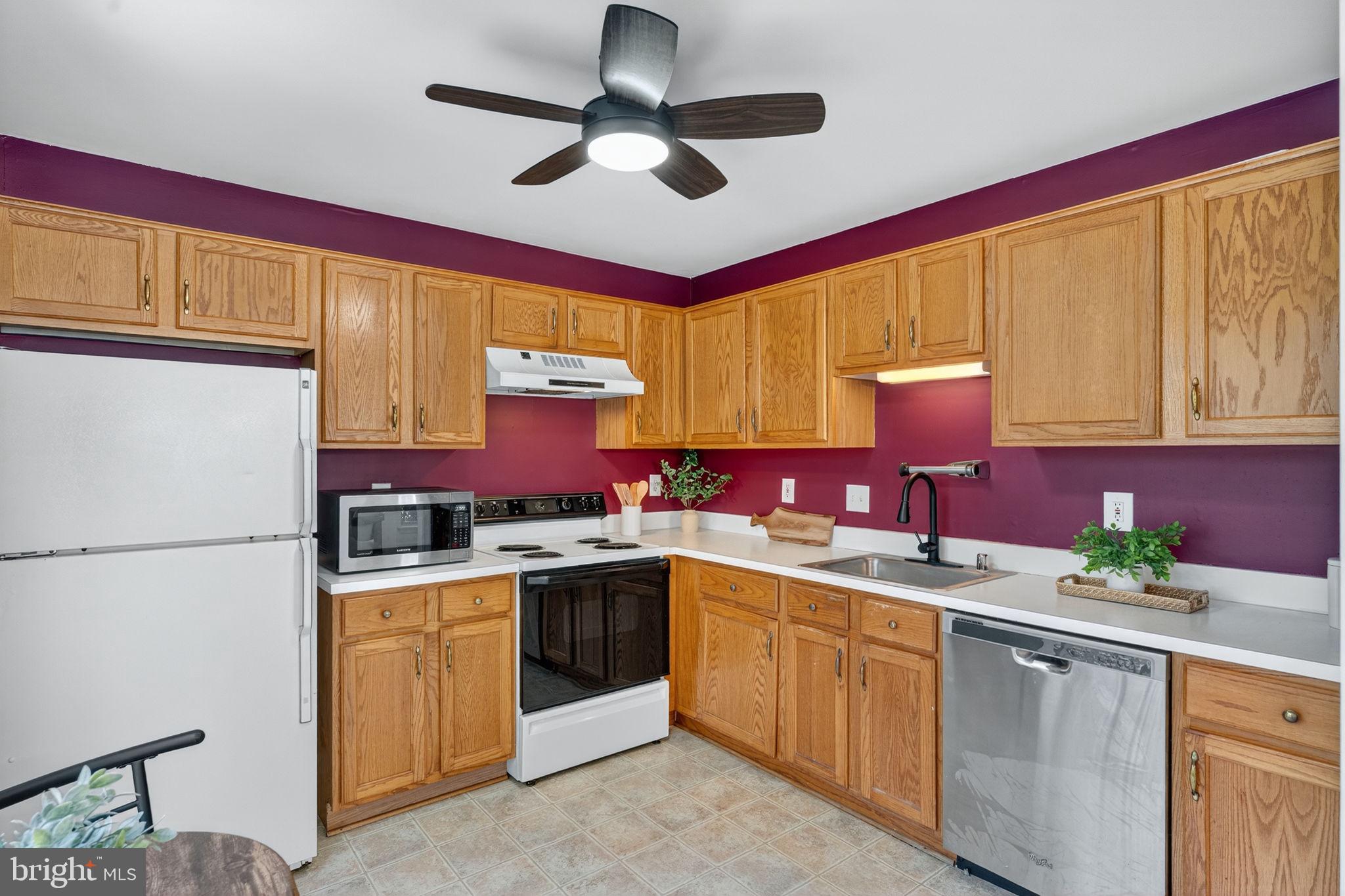 8210 Winstead Place Manassas, VA 20109 - Photo 8 of 27 a kitchen with a sink cabinets and window