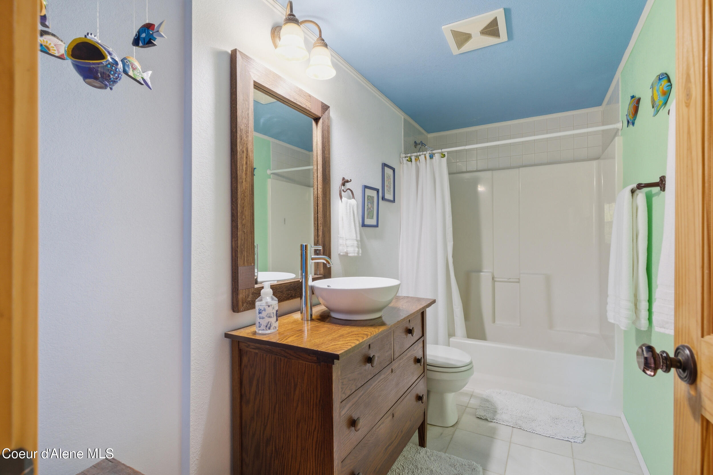 53 Sawtooth Way Sagle, ID 83860 - Photo 40 of 71 2nd Floor Full Guest Bath