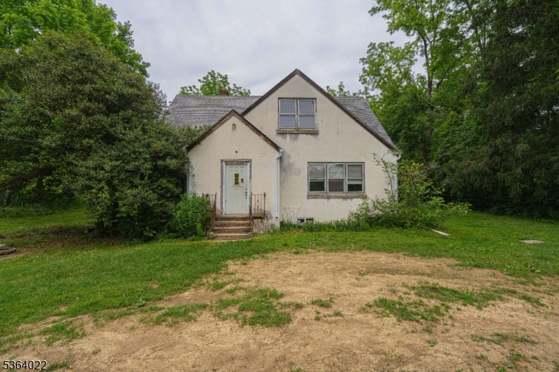 a view of a house with backyard and garden