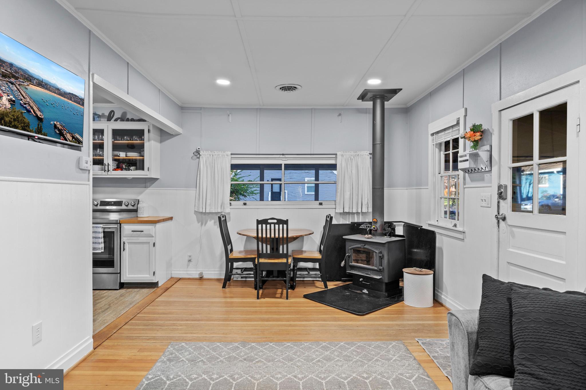 6015 Poplar Road St. Leonard, MD 20685 - Photo 13 of 35 a livingroom with workspace and a window