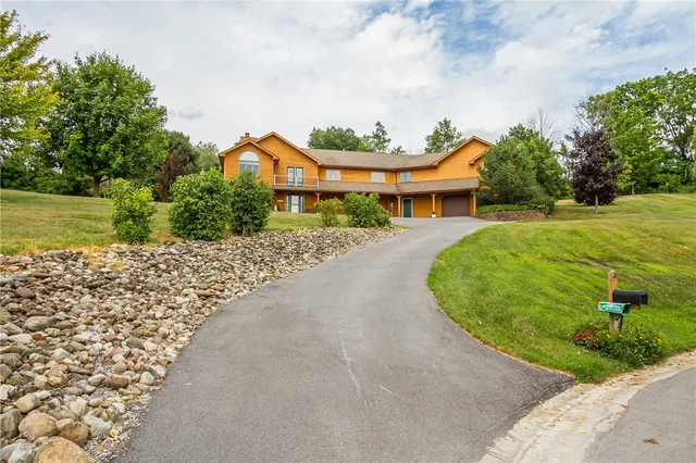 $539,900 | 4 Old Meadow Court, Livonia, NY 14487