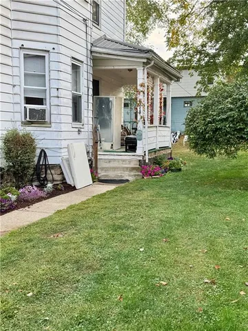 a view of a house with backyard and garden