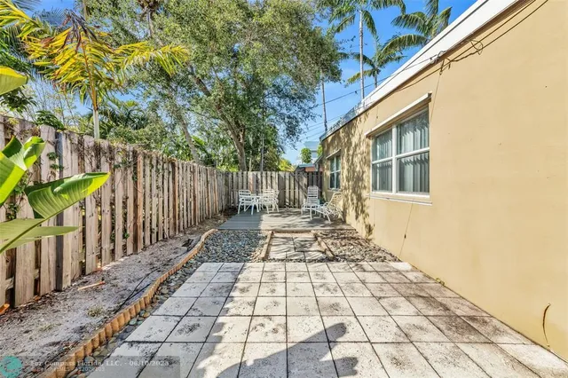 a view of a pathway with a pathway